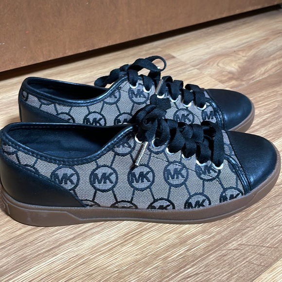 Michael Kors sneakers - Picture 2 of 4